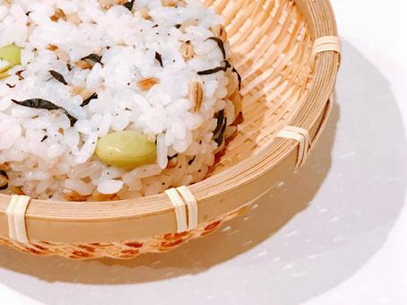 梅ひじきと枝豆の十六穀米おにぎり –「食時」をもっと楽しく！eatimeは、高い品質と、お値ごろ価格を目指して新しい価値をご提案するUSMHグループのプライベートブランドです