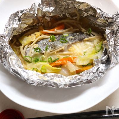 おもてなし料理になる⁉ 鮭のホイル焼きレシピ。プロの下処理、包み方に意外な技があった！三越伊勢丹の食メディアFOODIE フーディー