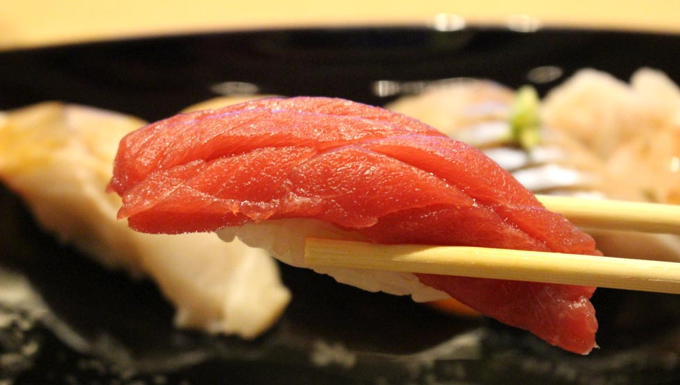 東京駅直結 行列ができる名店「札幌魚河岸 五十七番寿し」が、黒塀横丁にオープン。北海道直送の極上ネタが手軽に味わえる！るるぶ&more