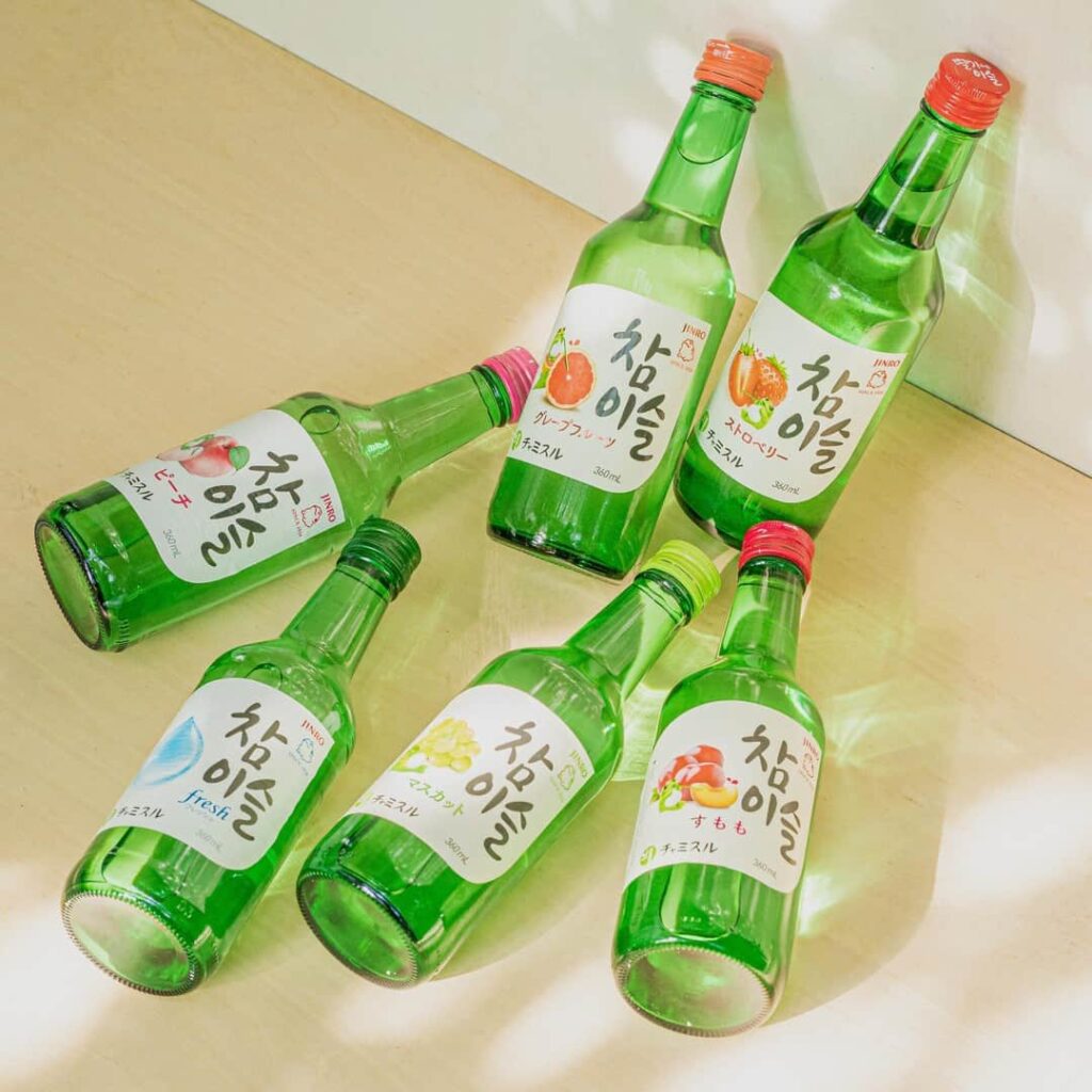 チャミスルアレンジ, 今回はおうちでチャミスルアレンジをしてみました🥂, マスカット味のチャミスルに午後の紅茶のストレートティーを混ぜるだけ！,とっても簡単なので是非みなさんもやってみてくださいね🌷,sucleシュクレお酒チャミスルチャミスルマスカットおうち居酒屋おうち居酒屋メニューおうち居酒屋プランナーおうち居酒屋開店お酒好き女子