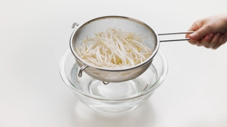 もやし の下処理方法。ひげ根の処理は必要？食・料理オリーブオイルをひとまわし