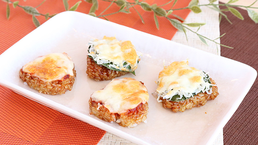 冷凍食品を手軽にアレンジ♪ 焼おにぎりでライスピザ