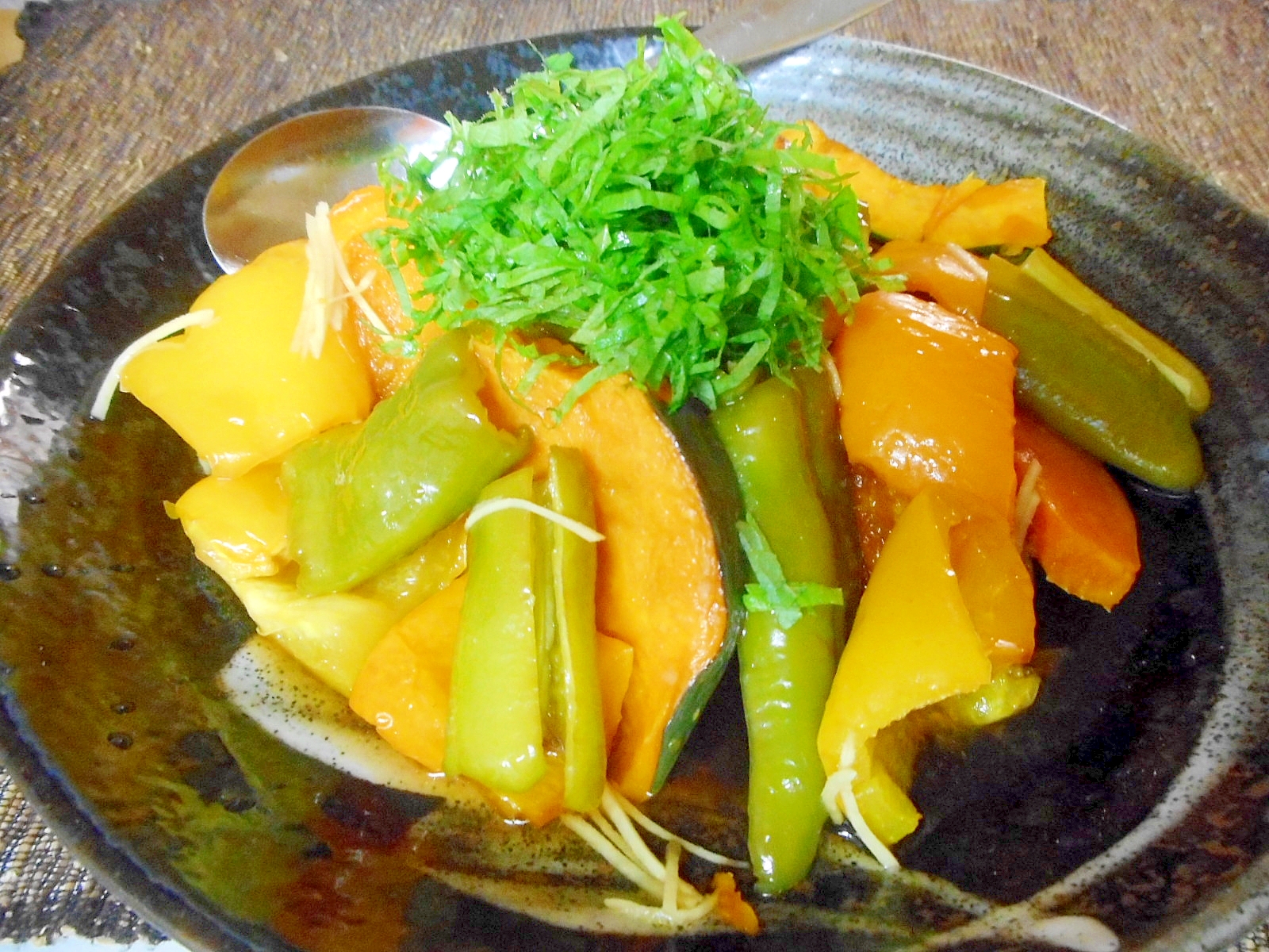 焼き浸し定食♡ 珍しくソーセージ🌭 無添加に近いソーセージみっけ👀 ✴︎カボチャと茄子の焼き浸し ✴︎目玉焼きとソーセージ✴︎ちりめん山椒とミニトマトと奈良漬 ✴︎納豆 ✴︎雑穀米朝ごはん