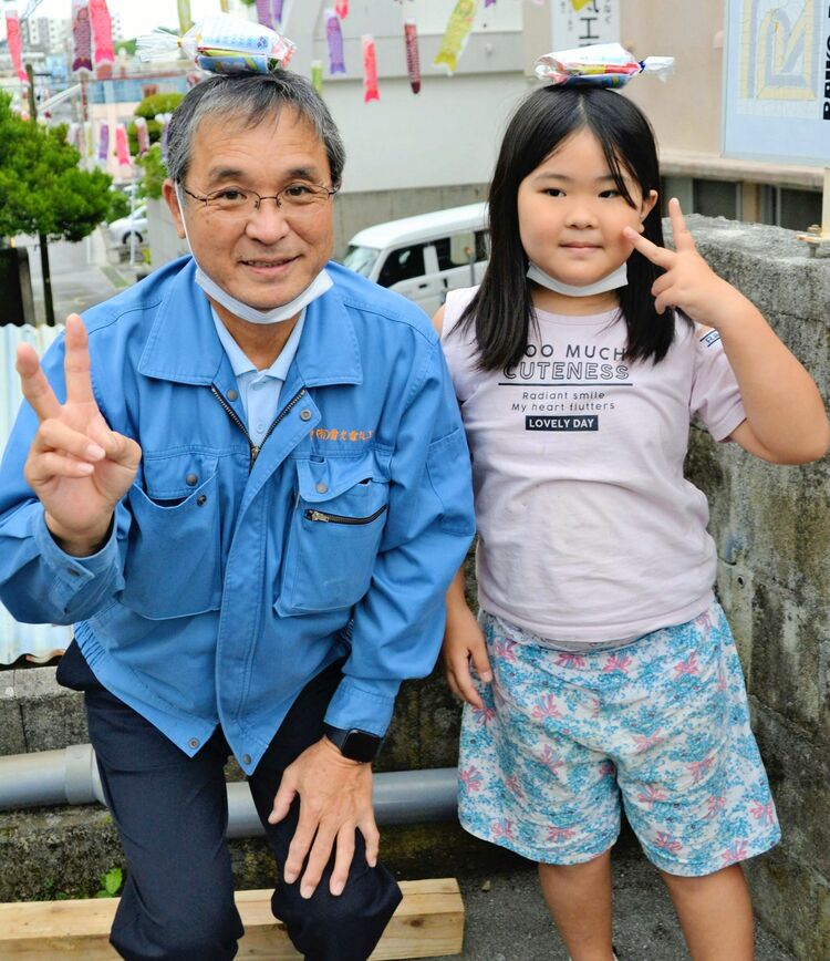 ひと粋］こいのぼり掲げ１０年 金城馨さん（６４）＝左 松川結愛（ゆあ）さん（８）