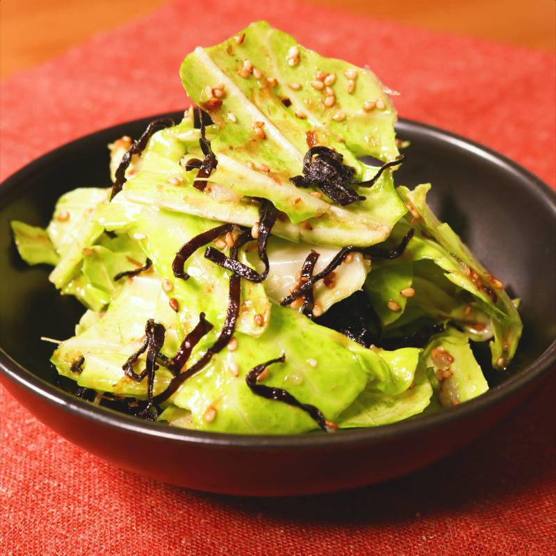 味付きホルモンとキャベツもやしの辛味炒め