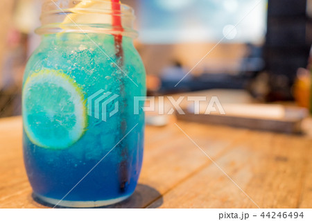 青く輝く炭酸飲料「ペプシ ブルーハワイ」を飲んでみました - GIGAZINE