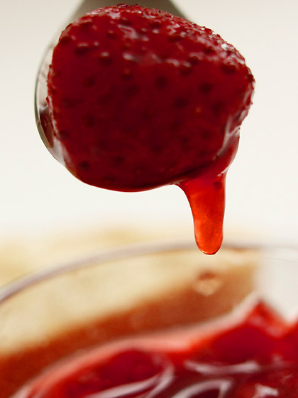 イチゴのコンポートライムとアニスの香り フロマージュブランとパッションフルーツとフリュイエキゾチックソース