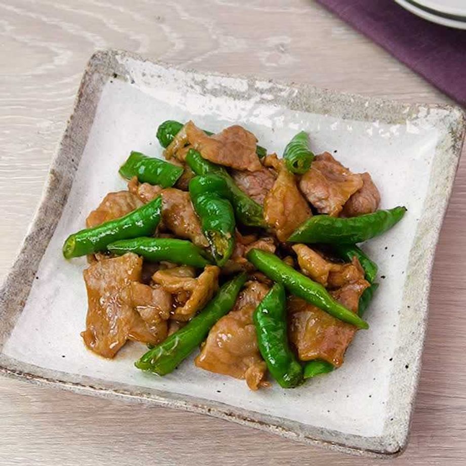 万願寺とうがらしと豚肉のサッパリ煮は、夏には打ってつけのコッテリさわやかな味である。おっさんひとりめし