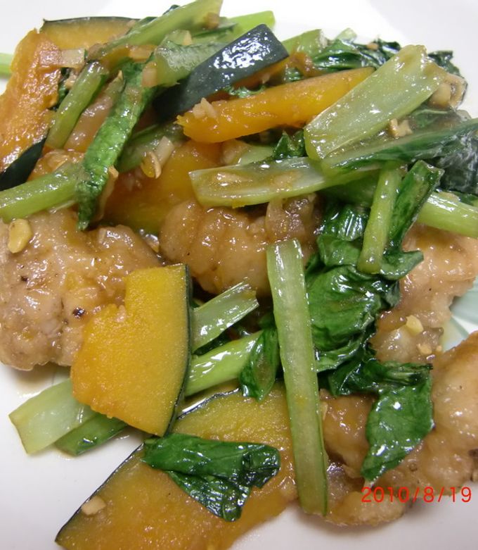 小松菜と鶏むねのオイスター炒め オイスターソースでコクうま！小松菜をシャキシャキにするポイントも♪macaroni マカロニ