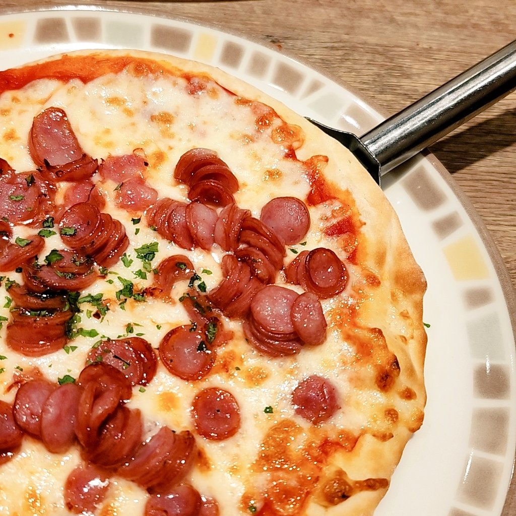 チーズの量がハンパじゃない！サイゼリヤの「500円ピザ」味もコスパも100点満点でした