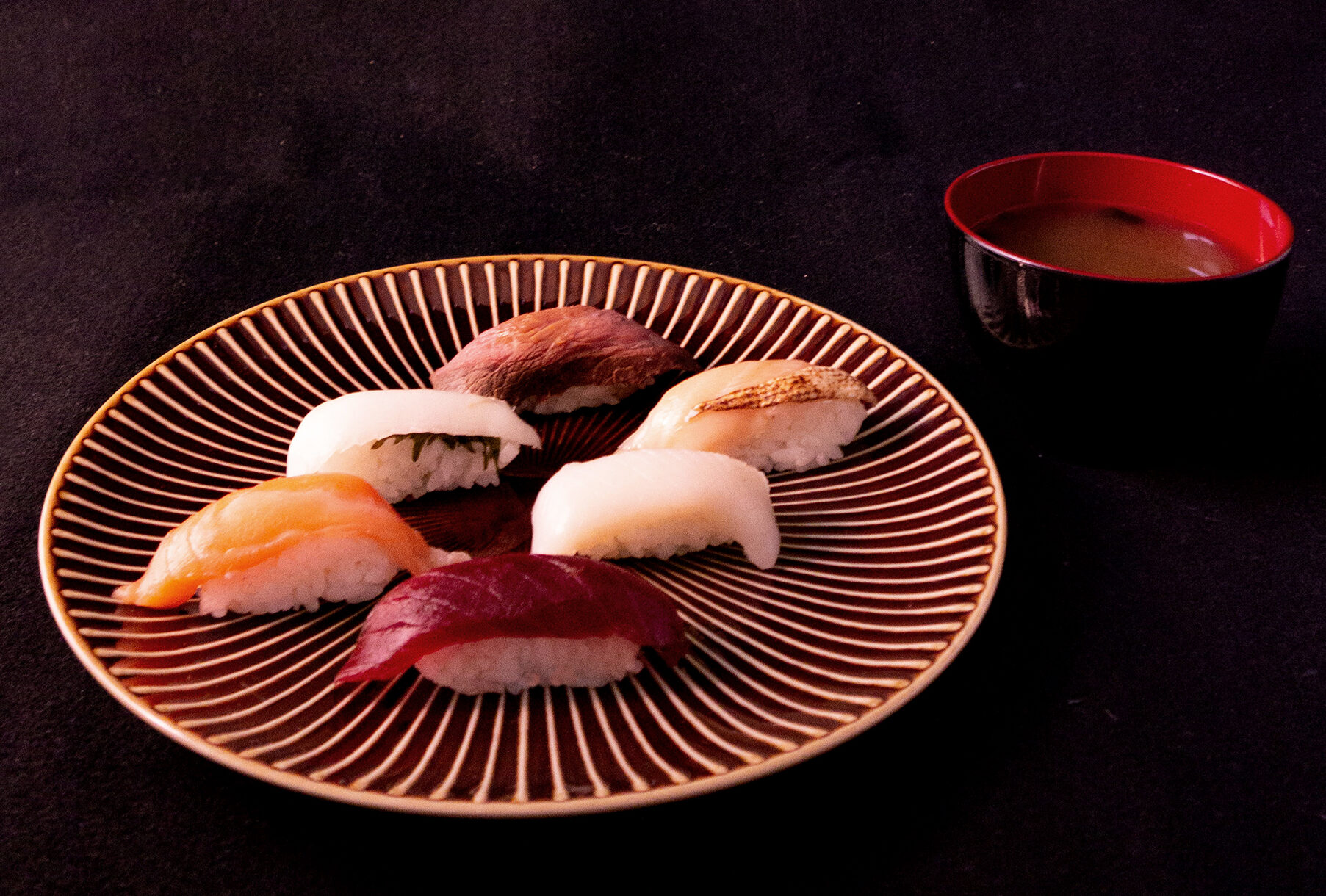 具を盛り付けてサーブするだけ！会話もはずむ手巻き寿司でホームパーティーをしようおうちごはん