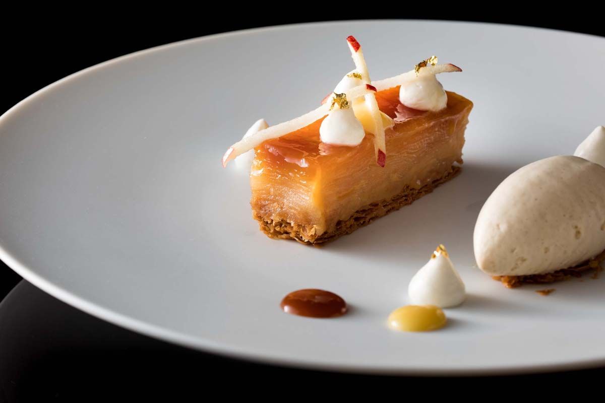 旬の苺が溢れるイースターエッグ ラ ターブル ドゥ ジョエル・ロブションのイースターデザート株式会社フォーシーズのプレスリリース