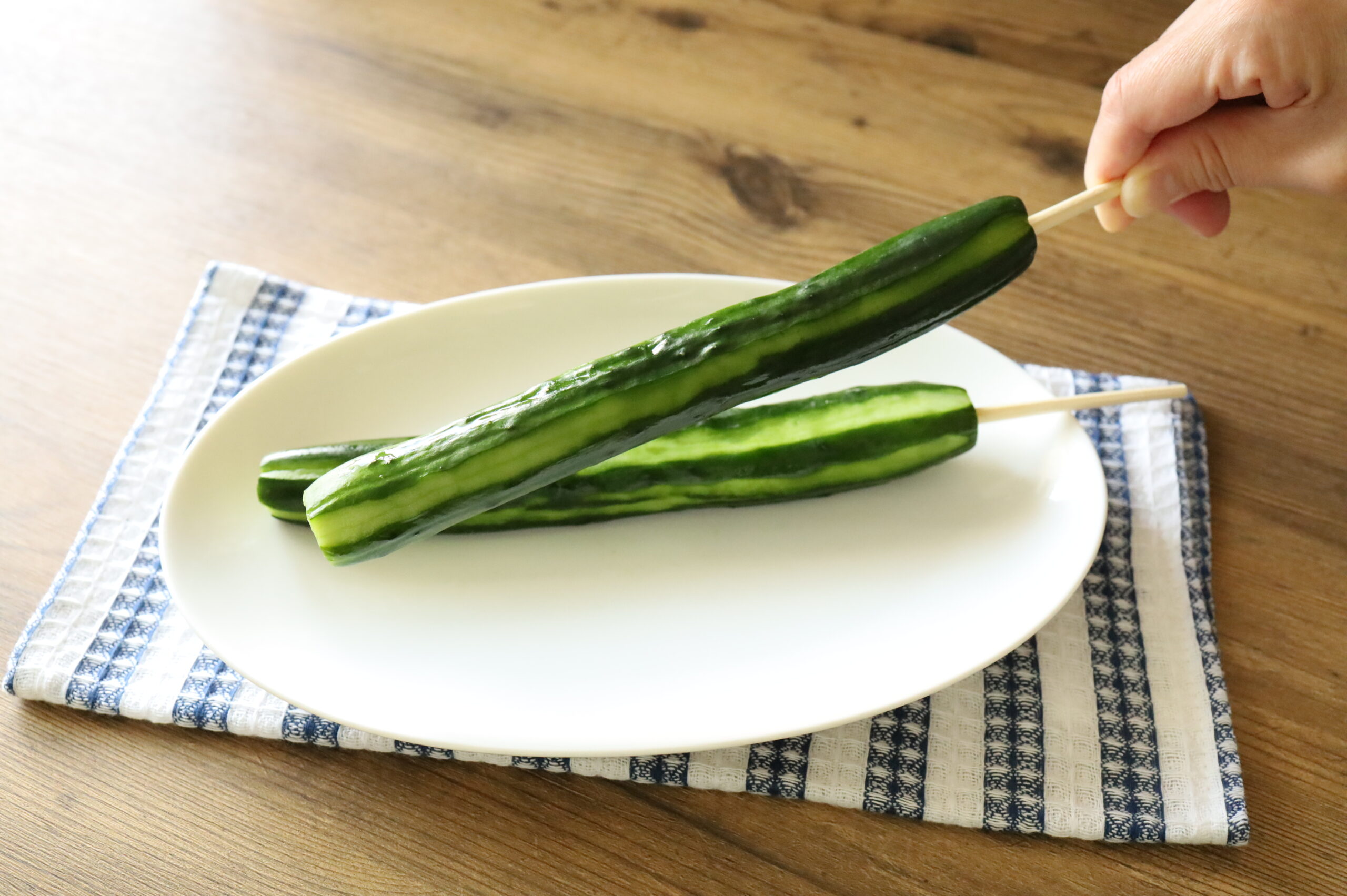 リュウジのお祭り屋台 調味料1つで完成！ひ～んやり味シミな「きゅうりの一本漬け」作ろう！ポリポリ♪2025年8月3日- エキサイトニュース