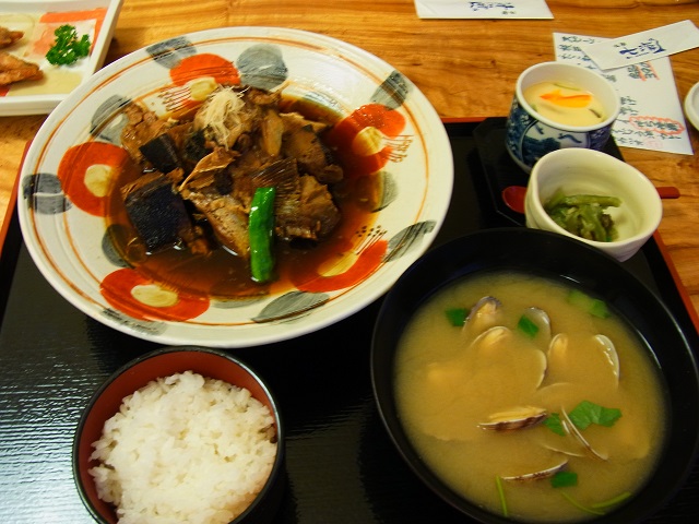 鹿児島県姶良市西餅田｛海鮮 七海］トリプルチキンランチ、鱚フライランチ。 汁物が貝汁ってのはテンション上がります。しかも大椀。  ご飯はおかわり出来ます。