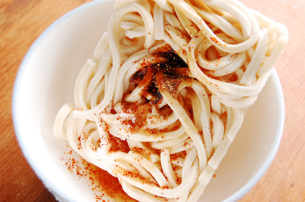 これガチに旨いから皆様にも本当にやってほしい レンジで超簡単 『ぺぺたまうどん』 丼ににんにく1片、白だし大1半、オリーブ油大1、鷹の爪1本、冷凍うどん1玉入れラップし6分チン熱い内に溶き卵1個入れ混ぜ完成 コシのあるうどんに半熟たまごダレが絡まり、悶絶必須