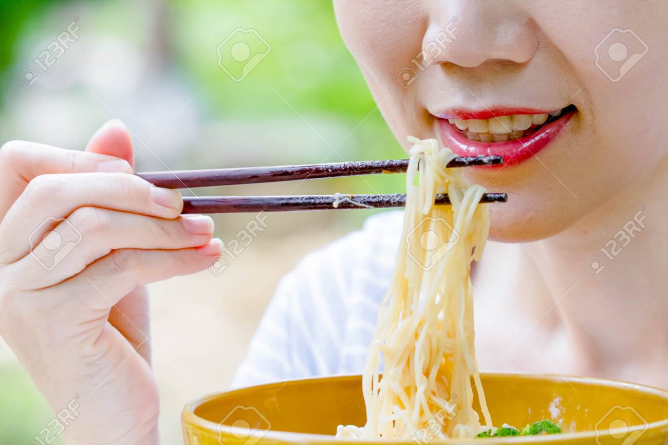 ラーメン 食べる 女性の写真・画像素材 - Snapmart スナップマート