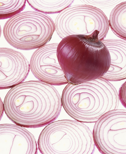 Foto de Stock 白バックで清潔感のある紫玉ねぎ・赤玉ねぎ・アーリーレッド・レッドオニオンAdobe Stock