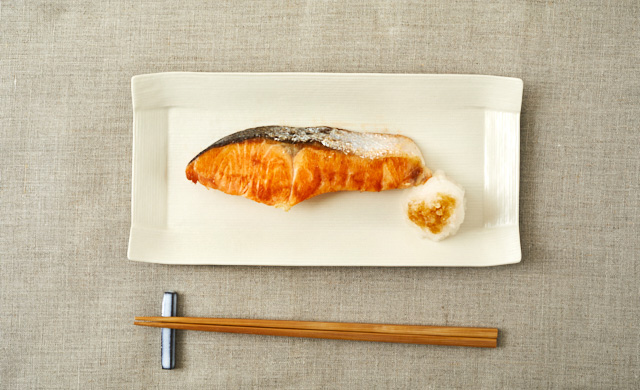 フライパン＆電子レンジで！ 鮭をふっくらジューシーに焼くコツ季節の食材のHOW TOアマノフーズ公式ブランドサイト