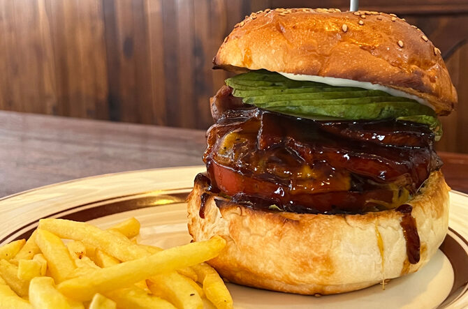 ハワイ人気ハンバーガー 絶品グルメバーガーホノルルTEDDY'S BIGGER BURGERS JAPAN23年連続『ハワイBESTバーガー 賞受賞』記録更新中で話題のハンバーガー店！TEDDY'S BIGGER BURGERS！お洒落な店内で美味しいハンバーガーを食べよう♪