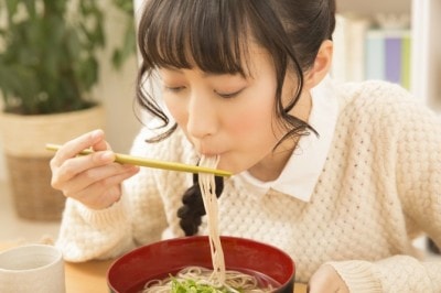 若い白人の女の子が箸でインスタントラーメンラーメンを食べる女性の写真素材・画像素材 Image 133939385