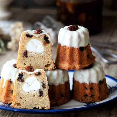 カヌレ型を使って作るおいしいスイーツアレンジ7選近年、じわじわと人気が高まっているカヌレ⭐️ カヌレ型で作るとかわいい! ということで最近はカヌレ型を使ってムースやケーキなどのお菓子作りを楽しんでいる方が急増中✨✨今回はチョコムースやパヌレ、シュヌレ