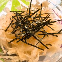 ごま香る♬︎シャキシャキ食感やみつきサラダ🥗✨大根を切って塩もみしたら あとは混ぜ合わせるだけ💫⭐︎ とっても簡単なのにやみつきな和風マヨサラダです ^^ ❣️❣️ ごまとかつお節たっぷりが たまらないです🙈 マヨネーズには少しお醤油を 加えるとコクが出て