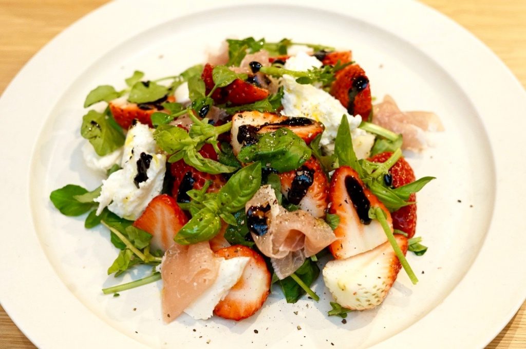 新しいおつまみ 「苺と生ハムのカプレーゼ」 イチゴの季節です🍓カプレーゼ 定休日 12 8 日 、15 日 、22 日 、31 火1 1 水 、※2日より通常営業 5 日 、6 月 、13 月祝18:00 open - 1:00 last