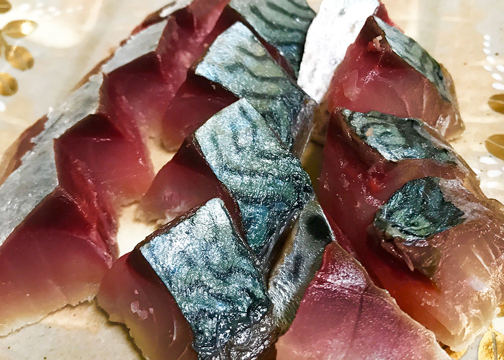 🎣 食欲の秋！アニサキス対策に「アニサキスライト」！ 🐟 秋は美味しい魚が増える季節ですが、お造りを楽しむ際に怖いのがアニサキス😱。釣り人必携のアイテムが、津本光弘さん監修のハピソン「アニサキスライト」＆「充電式アニサキスライト」！ 最大の特長は