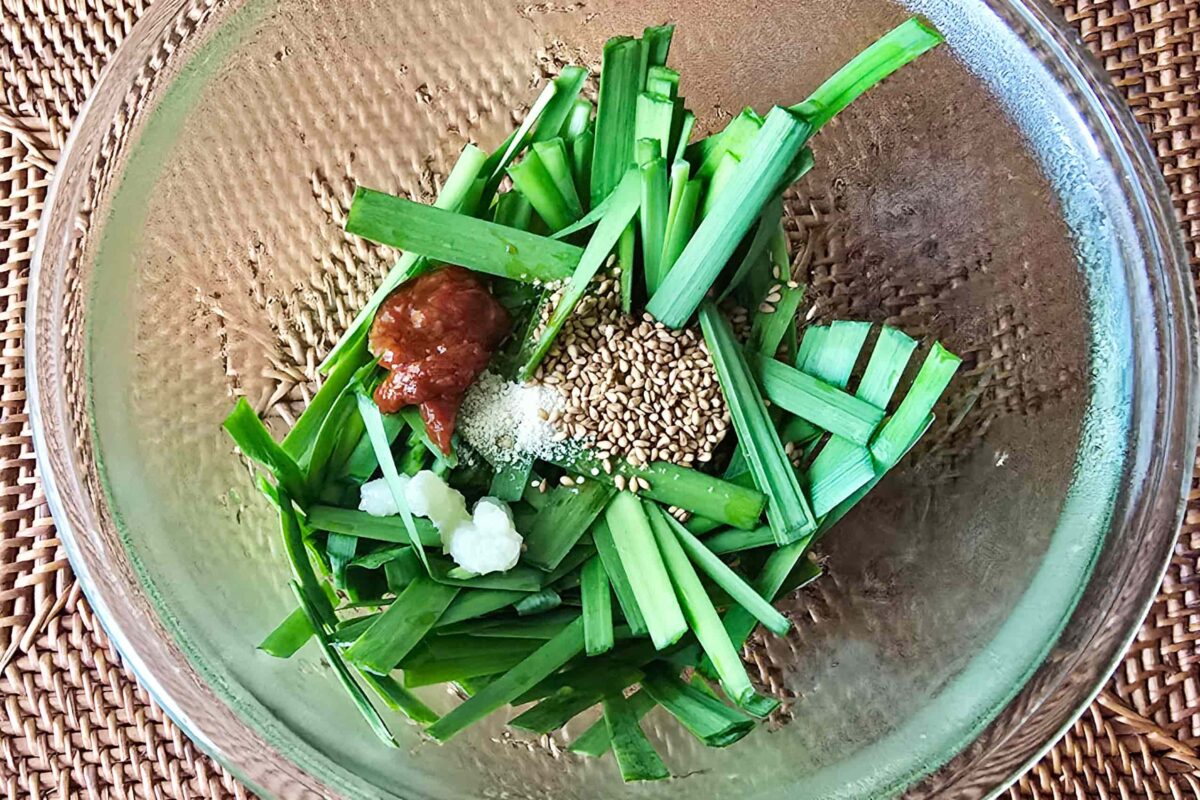 ピリ辛なニラだれが絶品！！『皿ワンタン』の簡単レシピ・作り方 - ちょこっと学べるレシピサイト『なるほど食堂』