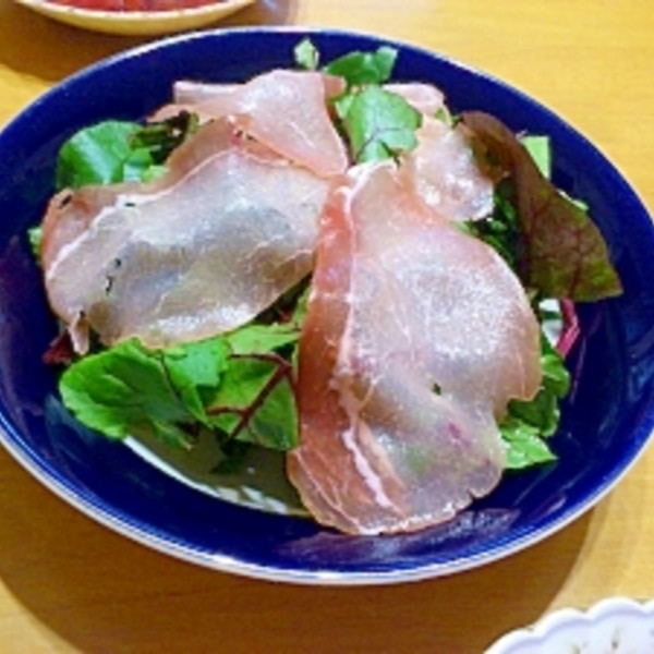 無花果とリコッタチーズの白和え、ビーツと生ハムのサラダ仕立て 盛りを迎えた無花果を リコッタチーズのまろやかな和え衣でまとめました ローストしたビーツに生ハムの塩気を合わせて―― 甘み、コク、塩味が重なり合う一皿です ８月も最終日だというのになお暑さが続き