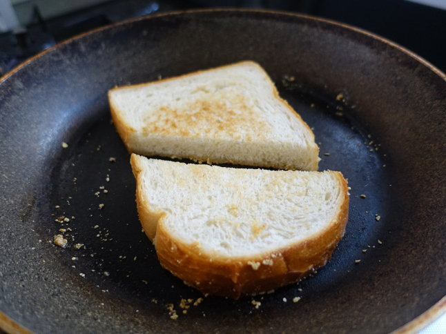 tonchan_bar 👈他の人気レシピはこちらをチェックしてね！ 食べたことある？シズラーの チーズトーストこれを食べに行くくらい好きなメニューです😍✨ 食パン 1枚 8枚切り ピザ用チーズ 30g バター 5g 1.冷たいフライパンにチーズを広げて食パンをのせ、弱火〜中火で