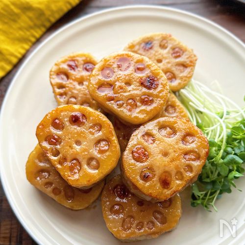 今夜は揚げない大葉のレンコンはさみ焼きを作りました。最近料理にハマりはじめた会社の後輩が電気圧力鍋を買ったそうで、連休にチャーシューを作ったことを嬉しそうに話してくれました。「料理男子は家庭でモテるよ」と言っておきました揚げない大葉のレンコンはさみ