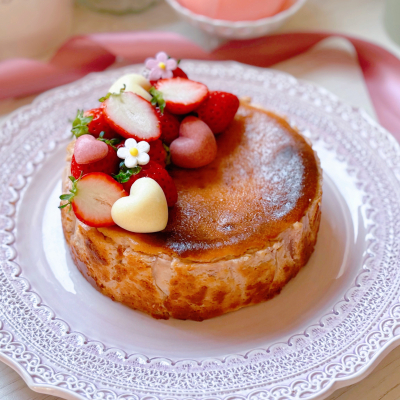 今日はバスクチーズケーキにレモンデコレーションした爽やかなケーキを作られてもらいましたー！ これはカフェで提供させて頂いていたチーズケーキでお気に入りのレシピです☺️喜んでもらえると良いな！お誕生日おめでとう❣️焼き菓子手作りお菓子誕生日ケーキ