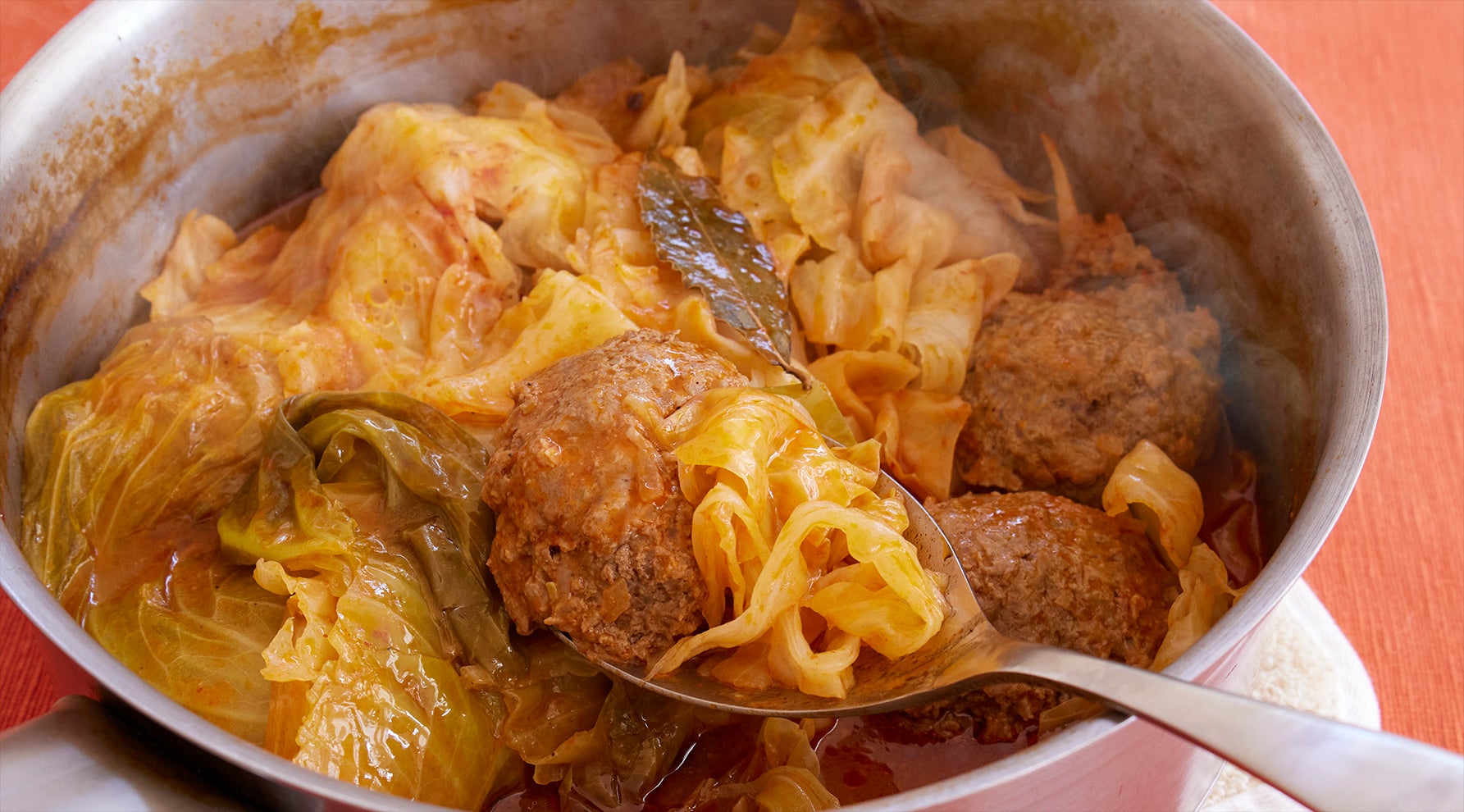 塩もみなし！ さっぱり＆シャキシャキ！ コールスロー🥬」 . あぁ、なぜこんな簡単で シンプルな 味つけなのに こんなにおいしい？😋クリスマスパーティーの 付け合わせサラダ🥗としても おすすめ！ ぜひみて作ってね😋 . このあと21時から YouTube kohkentetsukitchen