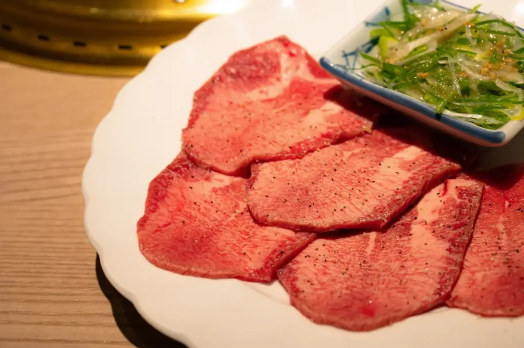 関東に展開するスーパーマーケット「肉のハナマサ」 もしも焼鳥のプロが肉のハナマサの食材だけで焼鳥を焼いたらどうなるか？ という特別企画挑戦者は六本木の金髪焼鳥職人「YAKITORI 燃 es」沼能氏 衝撃の展開は私のYouTube動画にてご覧ください 焼鳥の可能性、ハナマサ