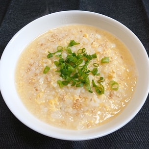 七分粥、鶏胸肉ナゲットの豆腐炒め、お味噌汁、ゆずみそ、りんごジュースです。 朝ごはん、今日も美味しくいただきます♪病院食病院食記録病院食ダイエット入院生活入院ごはん