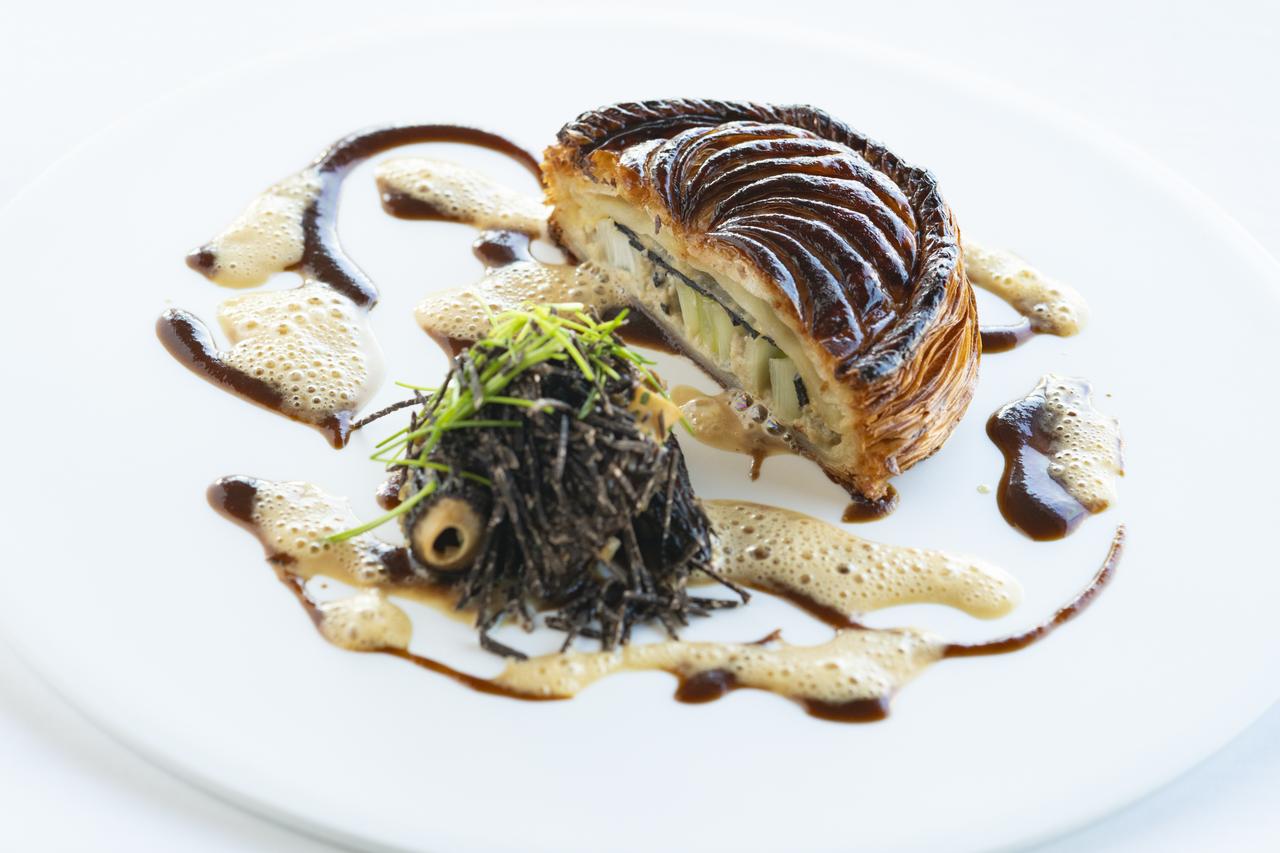 おさかな のパイ包み焼き 」 ヨーロッパ産平目 テュルボ ホタテと白身魚のムースを自家製パイ生地で包み焼きにしました。 ソースは、ソースデュグレレ。restaurantgourmetcookcookingtokyoginza東京銀座wineノンアルコールnonalcoholicグルメ