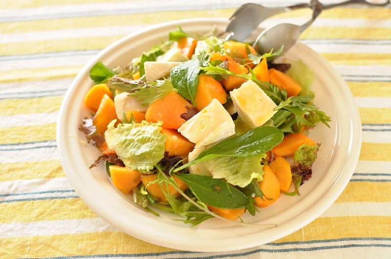 フルーツを入れるだけでサラダは華やかに！柿のサラダとブルーチーズドレッシングのレシピ”Le Ciel” シドニーブルーの空の下で