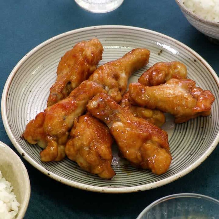 鶏手羽照り焼きチキン子供に大人気!! 朝漬け込んでおくだけで、夕飯づくりに助かる一品です。 材料・手羽元 8本 ・紬 醤油麹 大さじ2・みりん 大さじ2 作り方①材料を全て保存容器に入れてよく漬け込む ②フライパンで①の材料を焼く ※焦げやすい