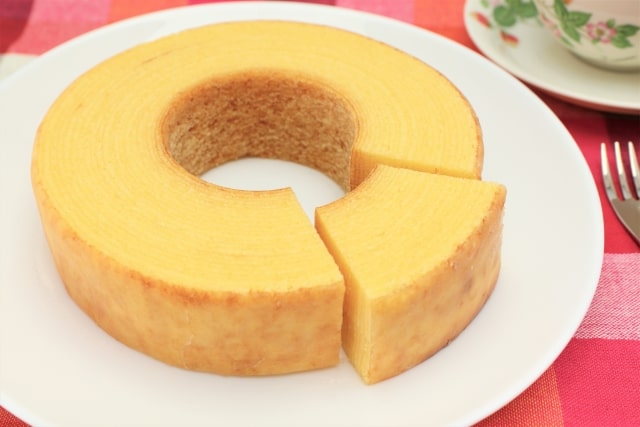 材料4つ 卵焼き器でバームクーヘン作り方！ , ◯作るポイント, ※ダマがなくなるまよく混ぜる。, ※油を塗りすぎない。,※焦げにように様子を見ながら焼く。, ※ラップに包んで粗熱をとる。, ◯動画のポイント, ・材料4つ！, ・バターなし！, ・オーブンなし！,・バーナーなし！,レシピ , 材料 , ◯バームクーヘン, ・ホットケーキミックス200g, ・牛乳150g, ・卵2個,