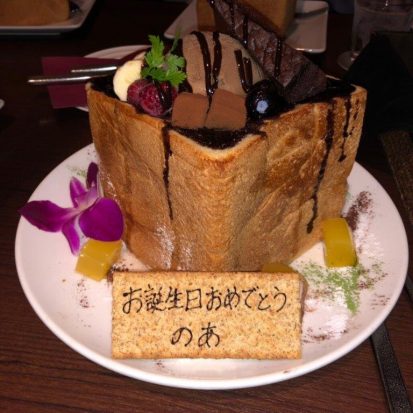 プライベート投稿です♪ 先日、娘の彼氏のサプライズ誕生日会をしました🎉 前日から皆で風船膨らましたり楽しかったね❤️ビデオ通話で風船がチラッと見えてたらしくバレてたという 笑17歳おめでとう😊㊗️🎈誕生日誕生日会手作りご飯パーティーおめでとう