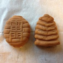 皆様こんにちは!😆 . 今回紹介する商品は 明日7月16日からリニューアルして 復活する笑点人形焼でございます!😆 .こちらの商品は、以前にも紹介した 笑点大喜利袋と笑点缶と一緒に販売をしておりましたが 桂 宮治さんを仲間に加えて明日より販売致します!😉 .お1つ9個