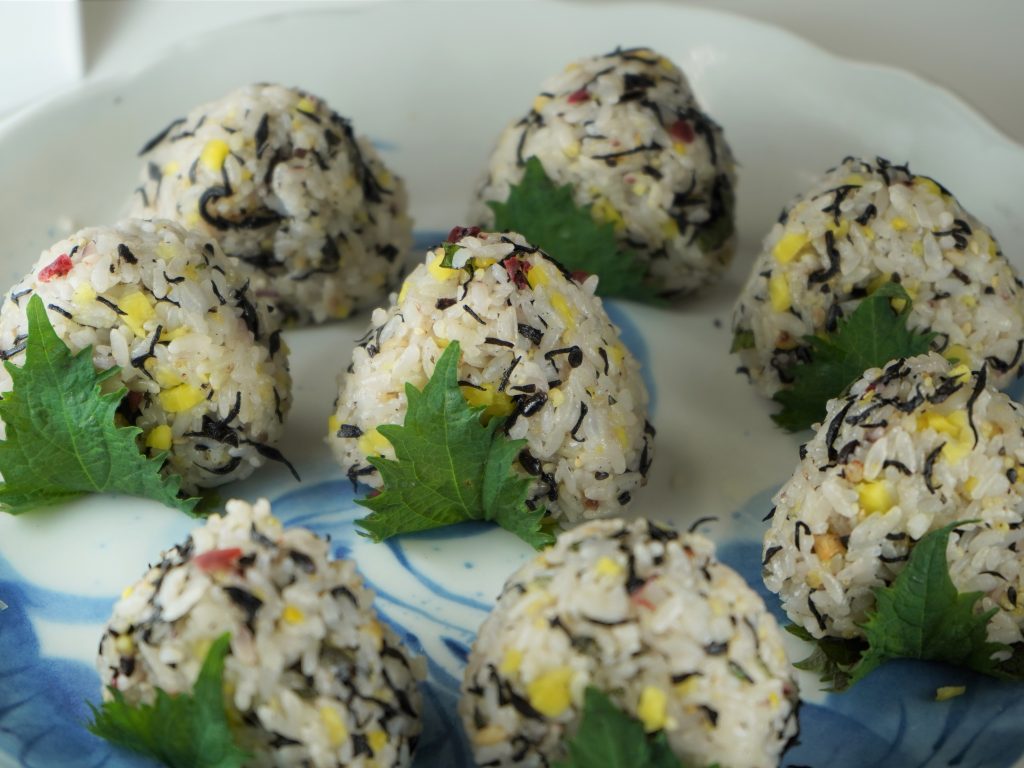 国産もち麦入りおにぎり2種」が発売中です！ . ・天かすやみつきおにぎり 国産もち麦入り・しば漬けしそひじきおにぎり 国産もち麦入り.今日の気分はどっち？・天かすやみつきおにぎり 国産もち麦入り →💚 ・しば漬けしそひじきおにぎり 国産もち麦