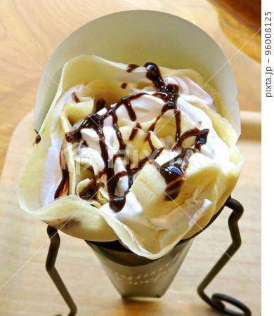 クレープの定番！ 『バナナ＆チョコ』のクレープ✨ 贅沢にチョコケーキやハーゲンダッツアイスがのってます😋 🍌バナナチョコショコラクリーム 🍌 チョコバナナクリームwithハーゲンダッツ どっちが食べたい？コメントで教えてね❣️クレープtutuクレープクレープ