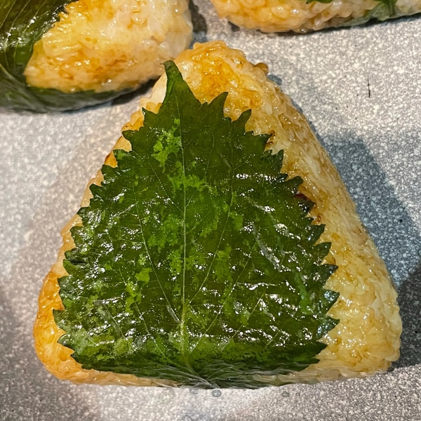 香ばしい！フライパンで作る焼きおにぎりレシピ。崩れないコツも