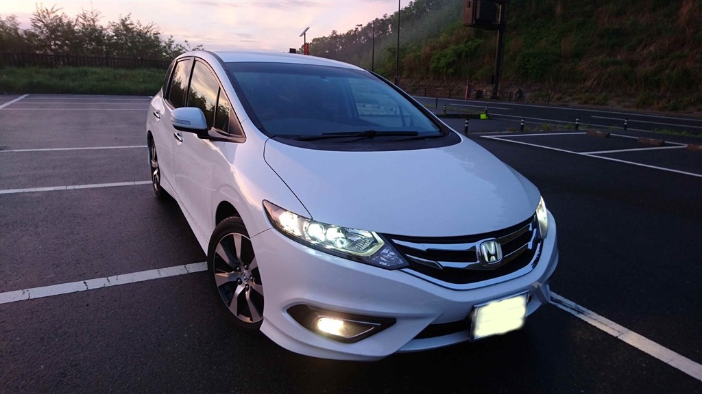 イギニョと暮らすようになって、日本は車いすユーザーに対して、お店や駅なんかの対応は神だけど、ふつうの道ゆく人々は、「あんま見たらわりいや」って 気持ちからか、あまり触れないようにする人が多いのかなと感じるようになった。海外とかだと、車いすユーザーだけじゃ 