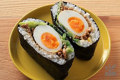 2品弁当 簡単！折りたたむだけ！パタパタおにぎらず！オムライス風と鮭弁風を作りました♪ - YouTube