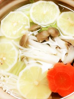 豚肉、レタス、ニンニクさえあればできる簡単すぎて衝撃的に旨すぎる『豚レタス鍋』の作り方