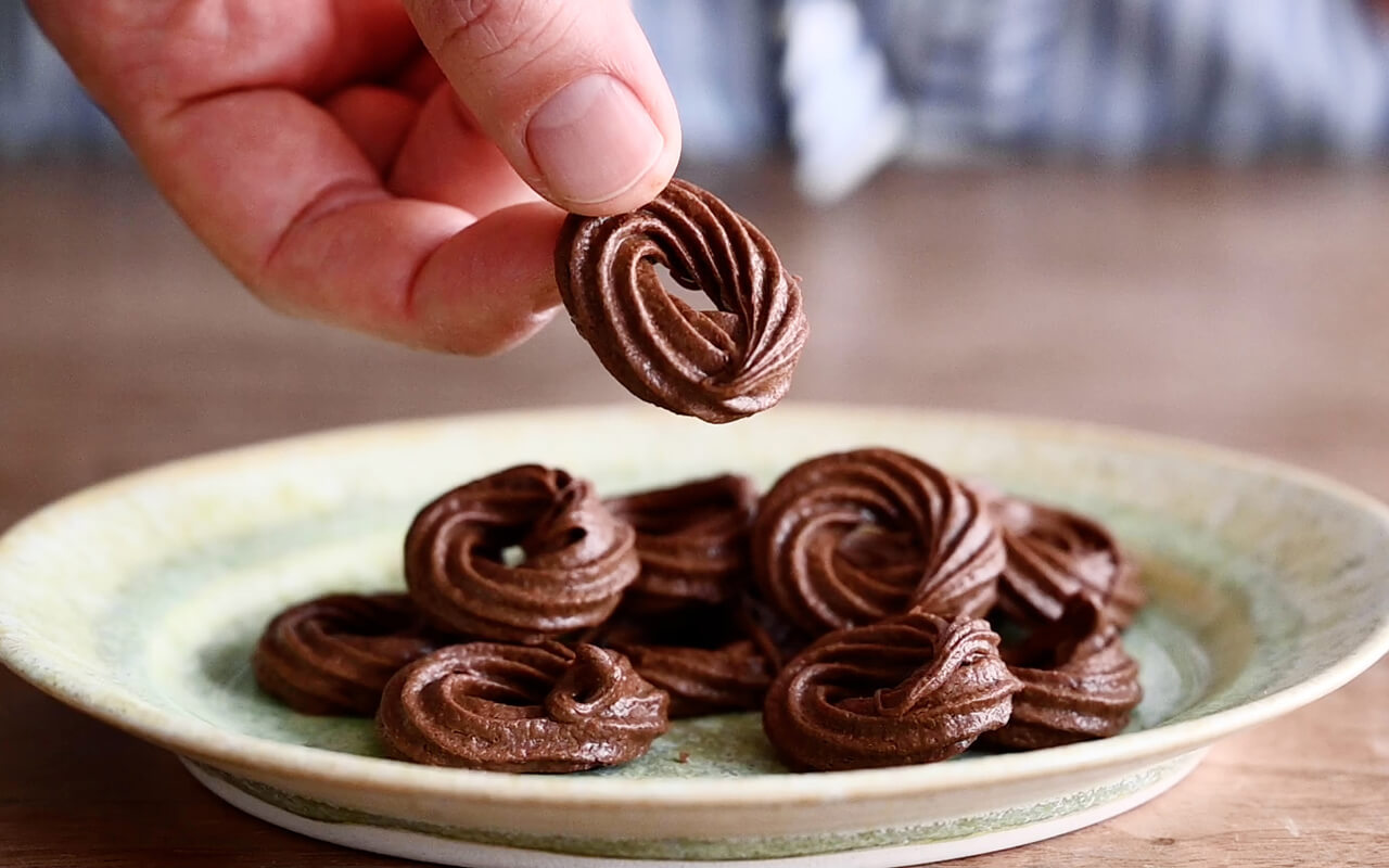 型に入れるだけ!映えチョコレートのレシピ・デコレーションのコツも伝授