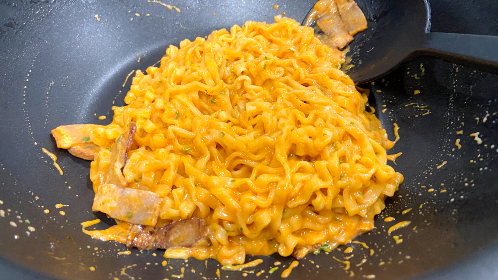 牛乳で柔らかいカルボブルダックポックンミョン作り